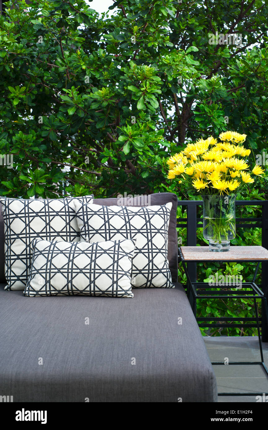 Coin patio extérieur avec belle gray daybed Banque D'Images