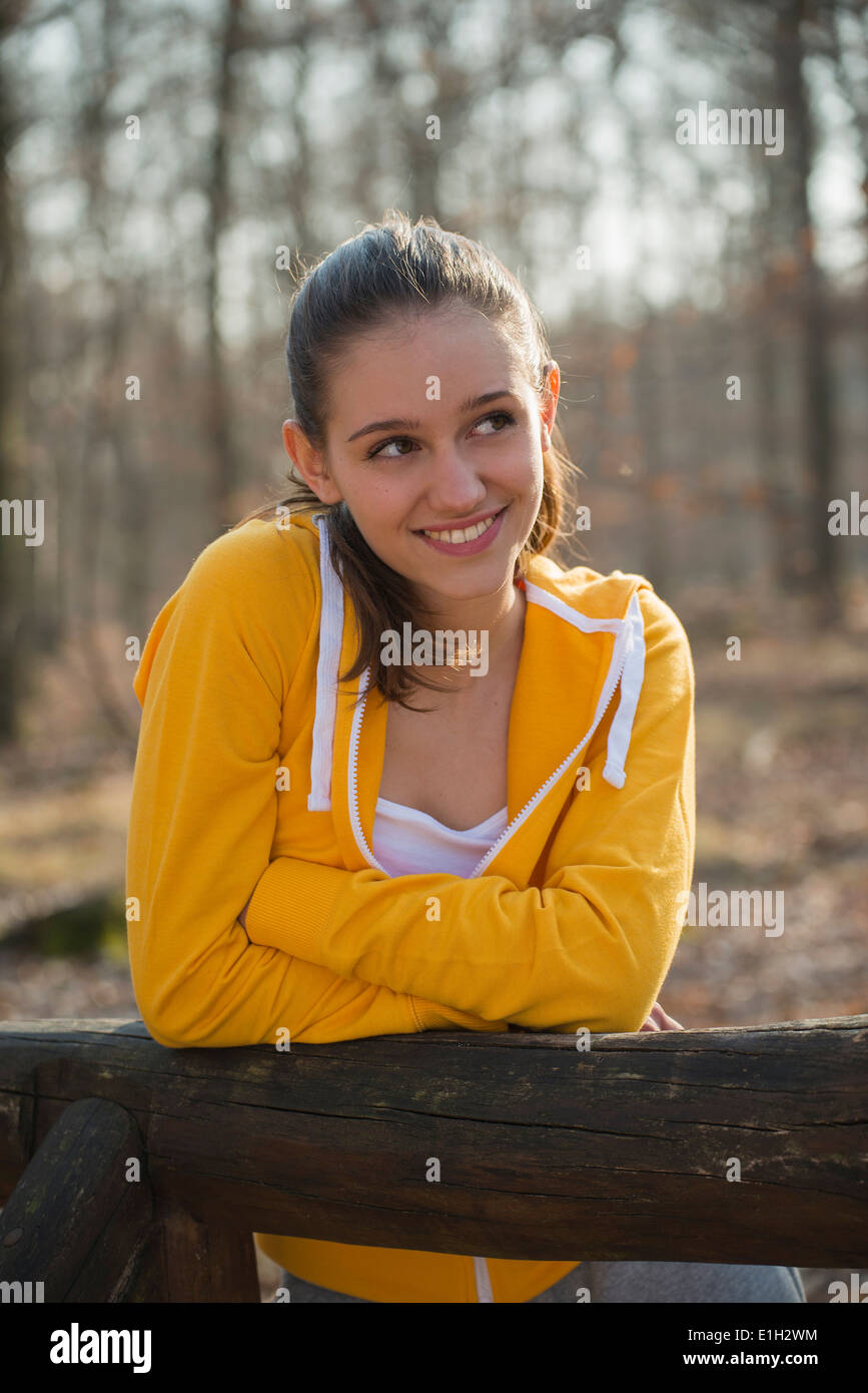 Portrait of young female runner Taking a break in forest Banque D'Images