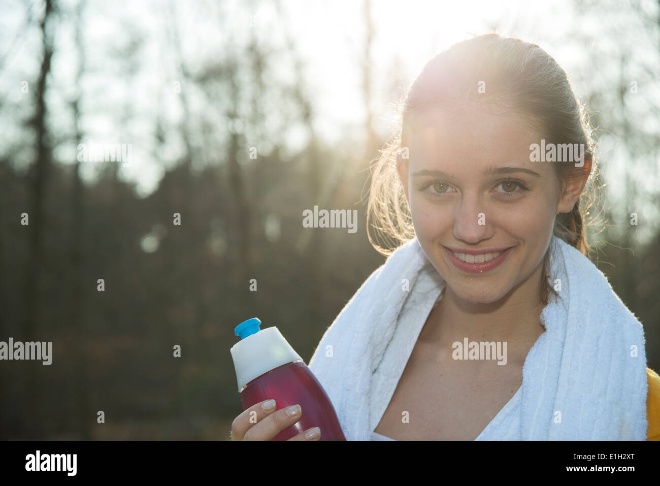 Portrait of young female runner en faisant une pause pour se rafraîchir Banque D'Images