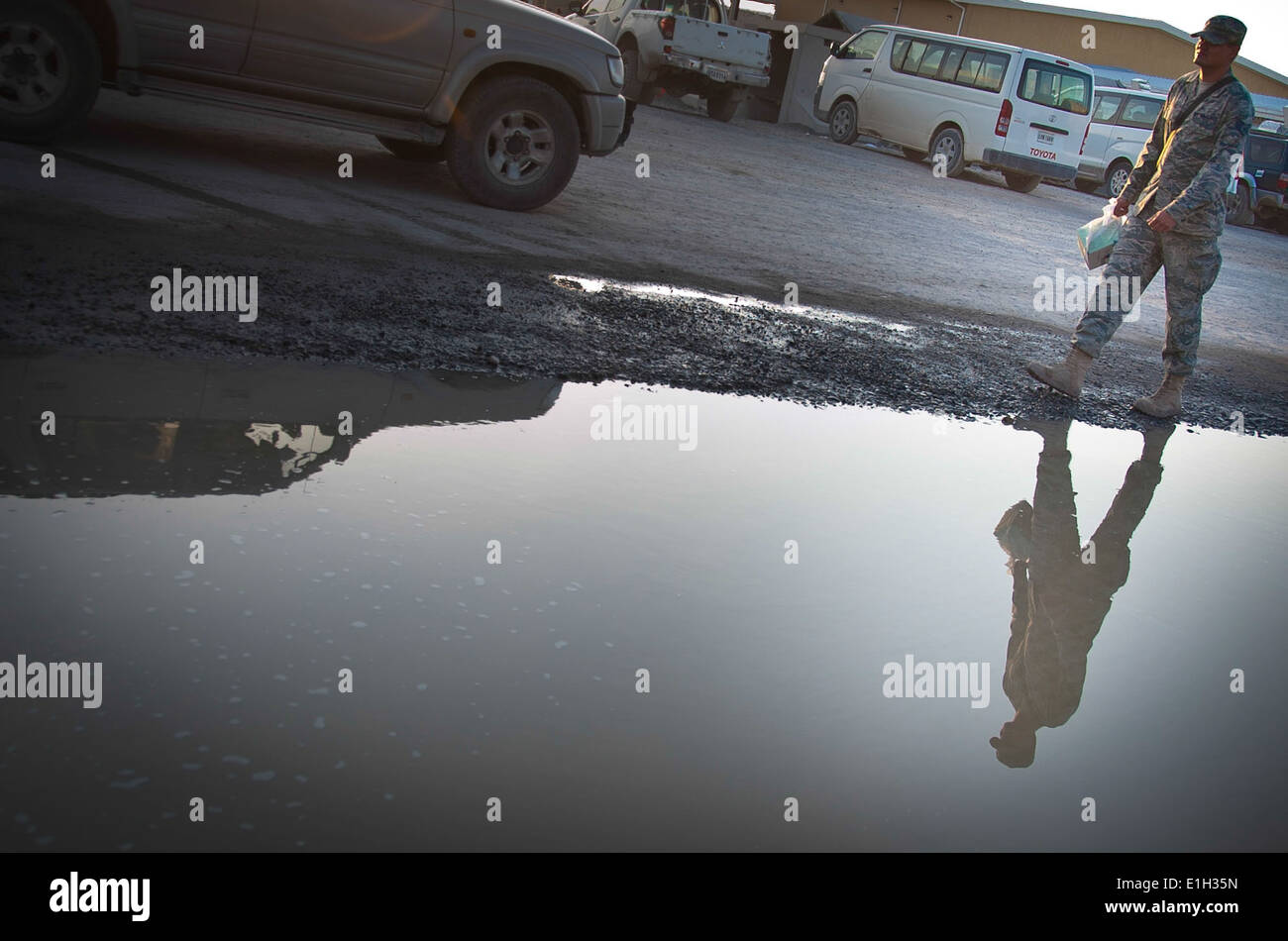 Le sergent de l'US Air Force. Jeremy Hale, 451e Escadron de soutien des opérations expéditionnaires, évite une zone inondée lors de la marche à Banque D'Images
