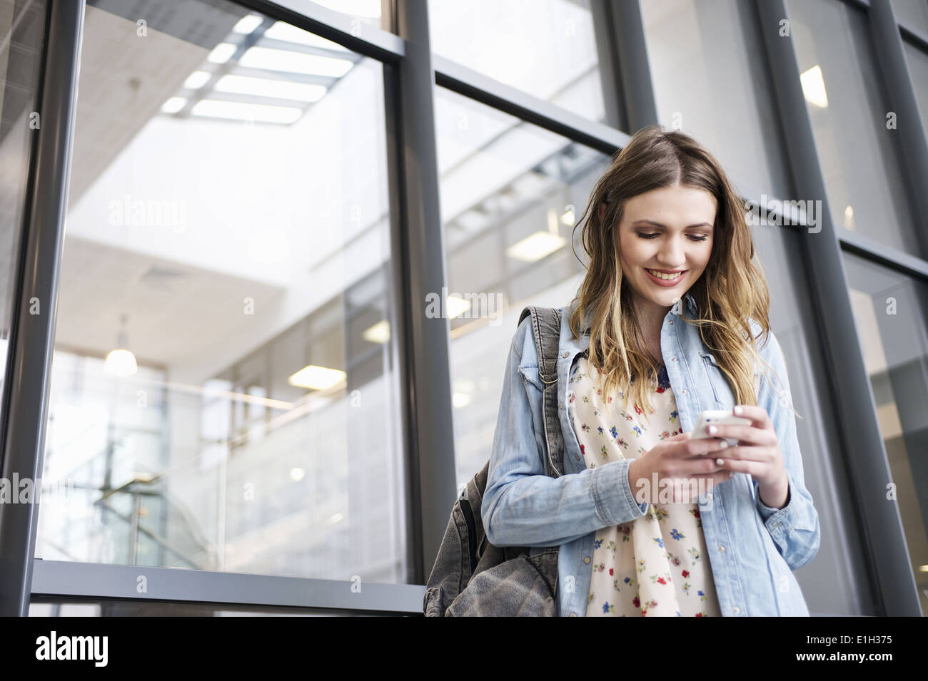 Young woman using cell phone Banque D'Images
