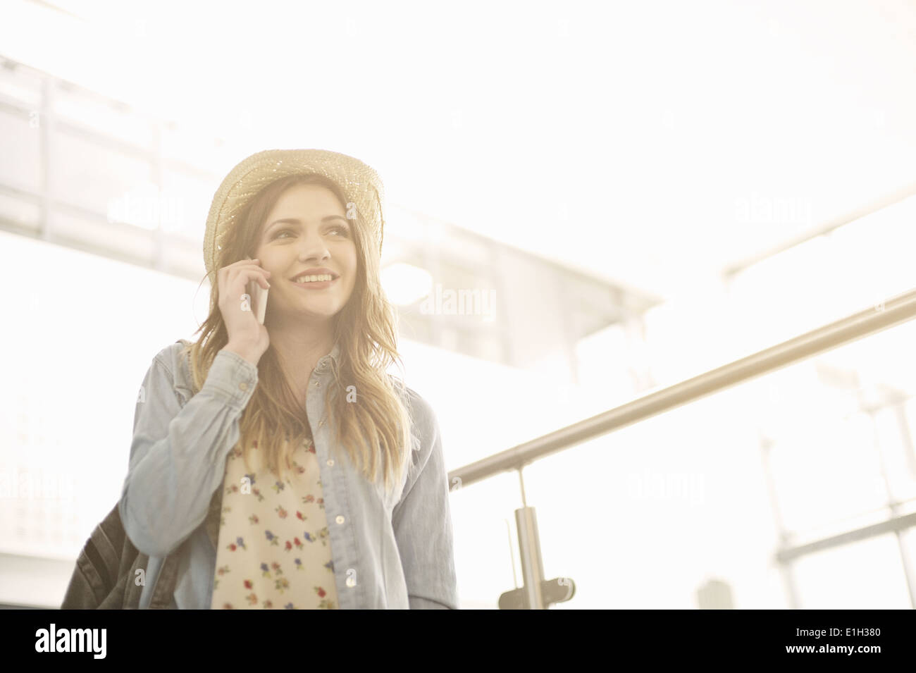 Young woman using cell phone Banque D'Images