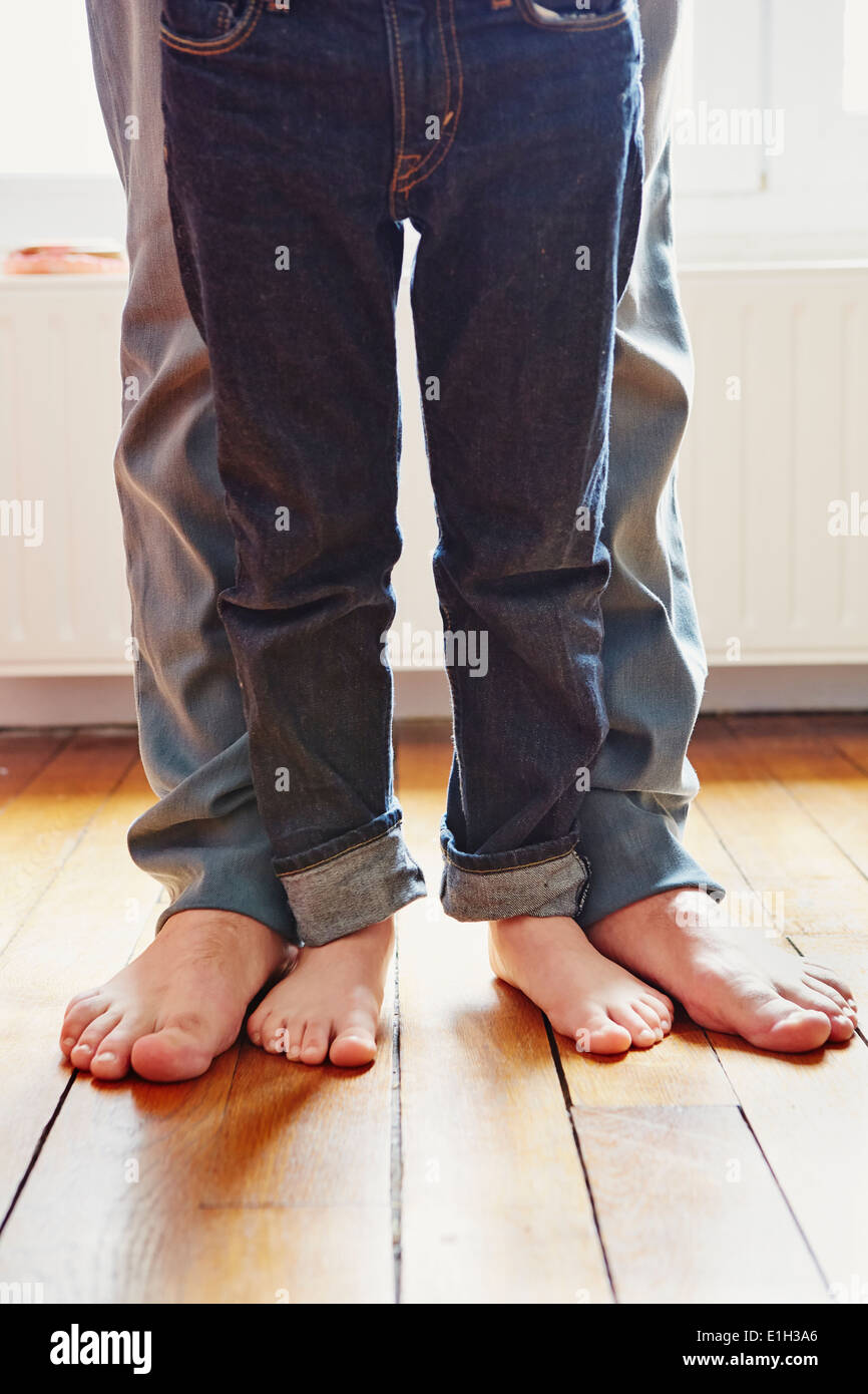 Père et fils jouer avec pieds Banque D'Images