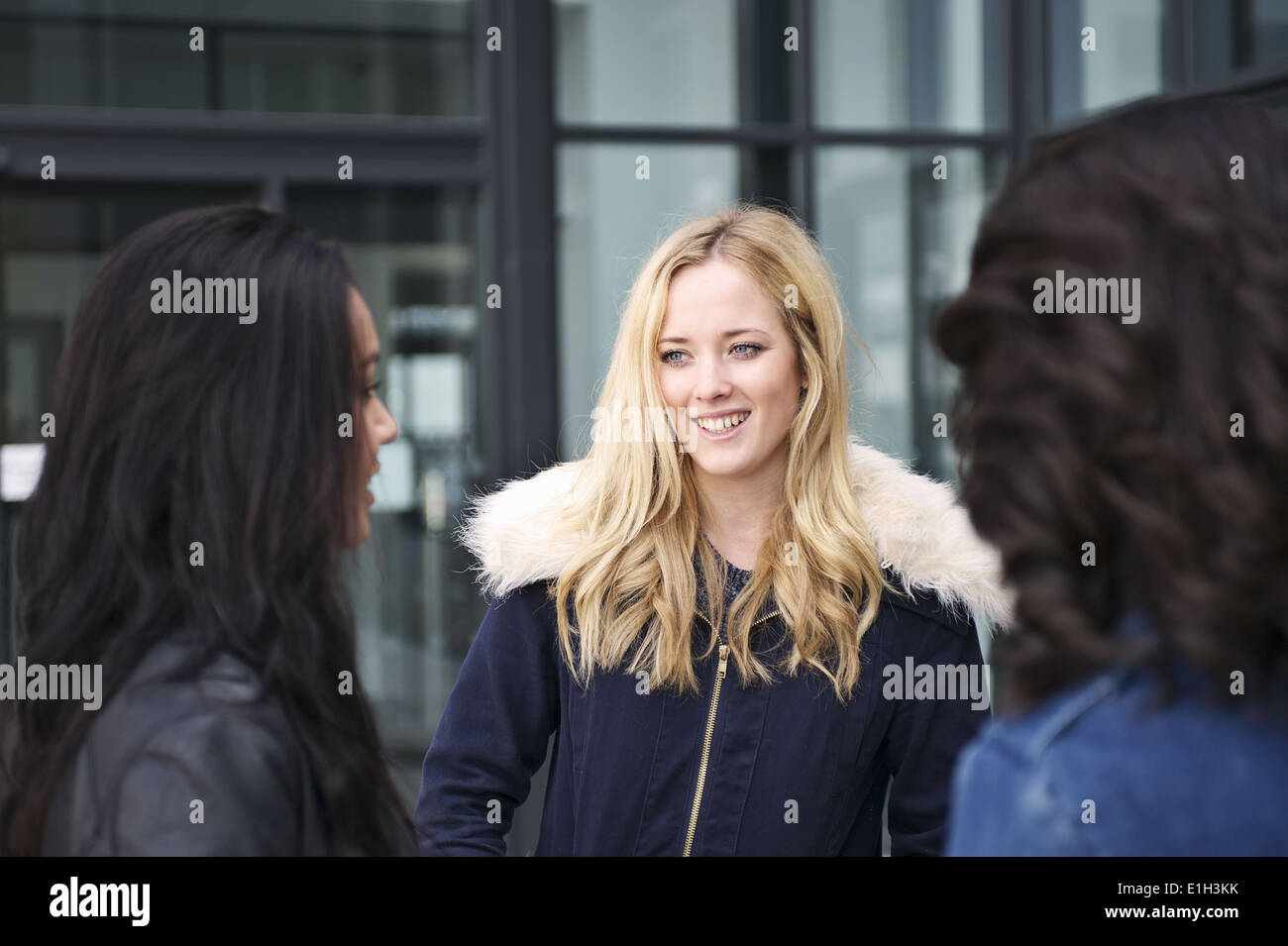 Young women talking Banque D'Images