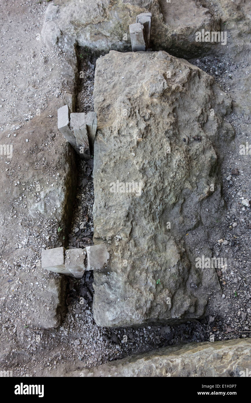 L'extraction des blocs de pierre avec des cales en bois, ville troglodytique La Roque Saint-Christophe, Peyzac-le-Moustier, Dordogne, France Banque D'Images