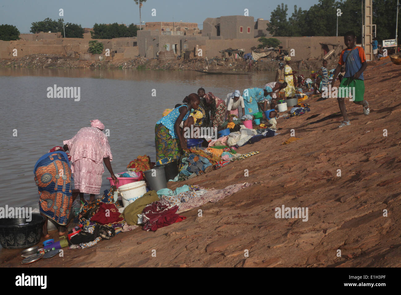 Mesdames faire la lessive dans la rivière Banque D'Images
