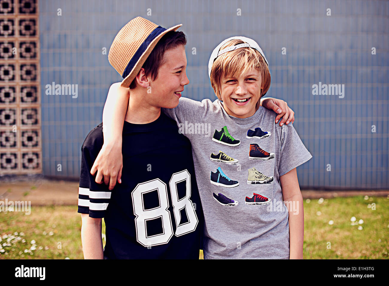 Best friends boys Banque de photographies et d'images à haute résolution -  Alamy