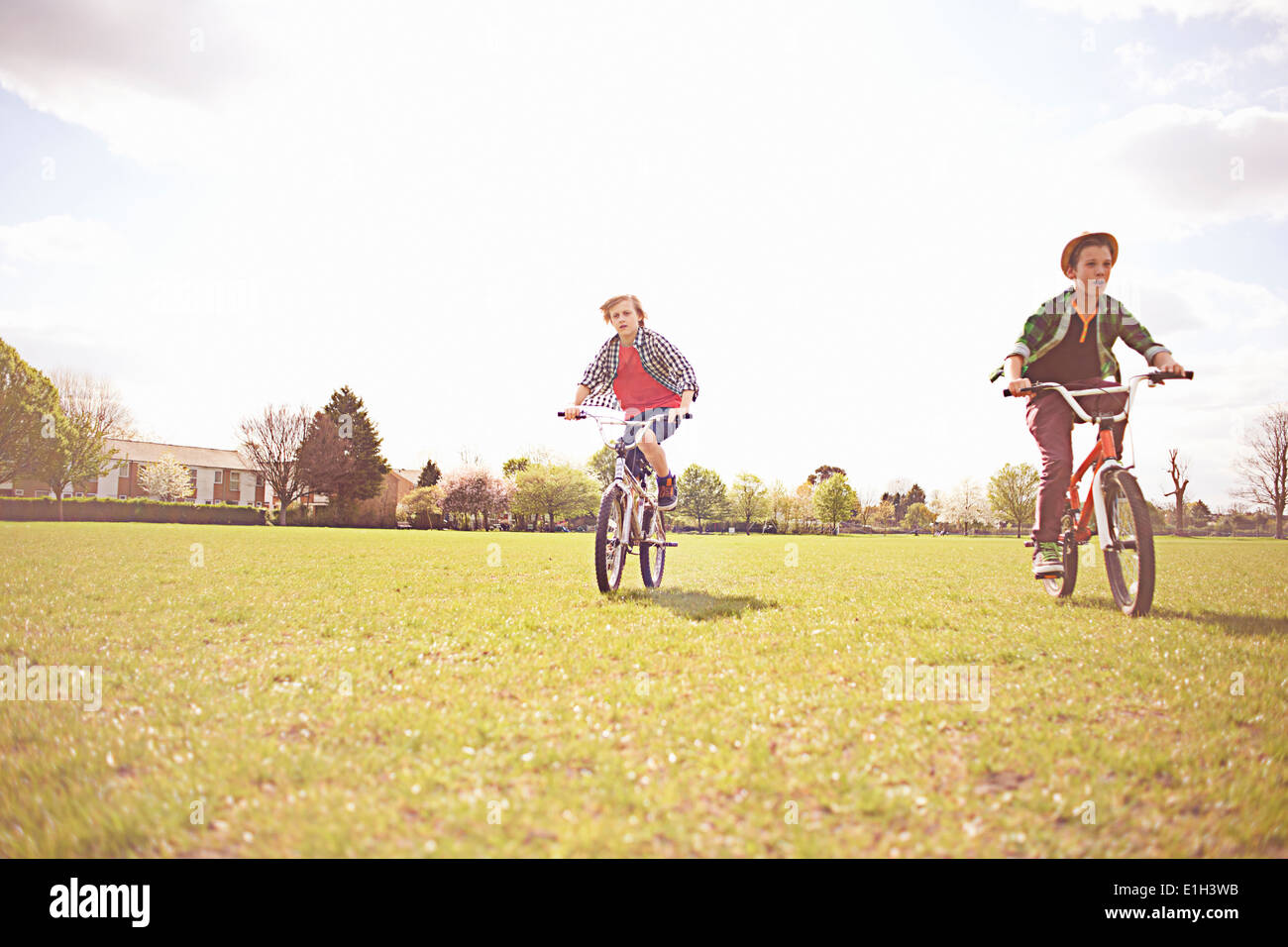 Les garçons à vélo sur terrain de jeu Banque D'Images
