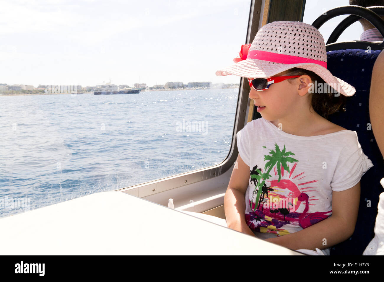 Fille, 7 ans, en vacances en bateau de Cannes pour les Iles de Lerins. Banque D'Images