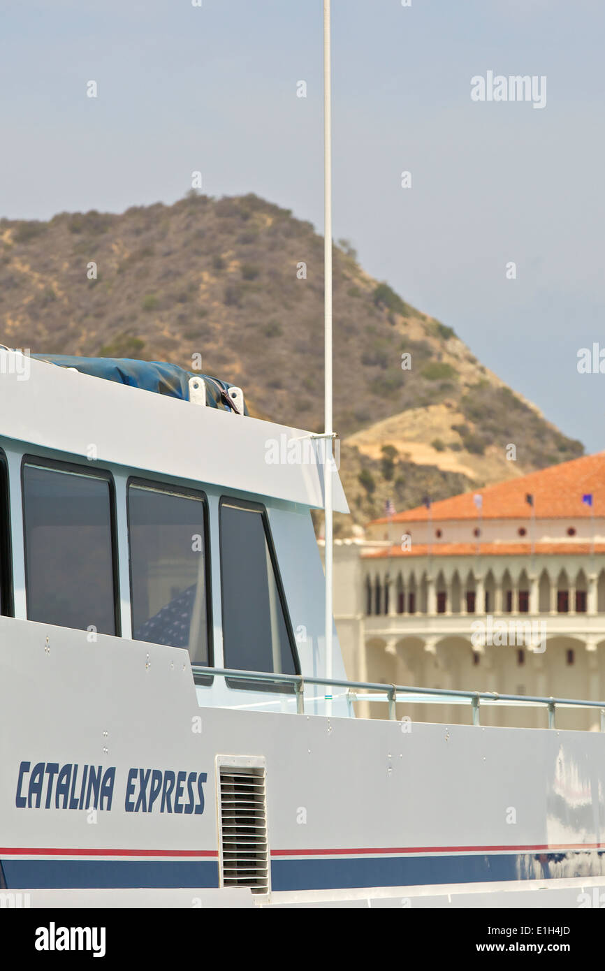 Catalina Express et le Casino à Avalon, Catalina Island, Californie. Banque D'Images