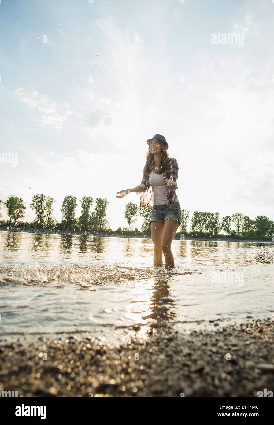 Jeune femme dans le lac de canotage Banque D'Images