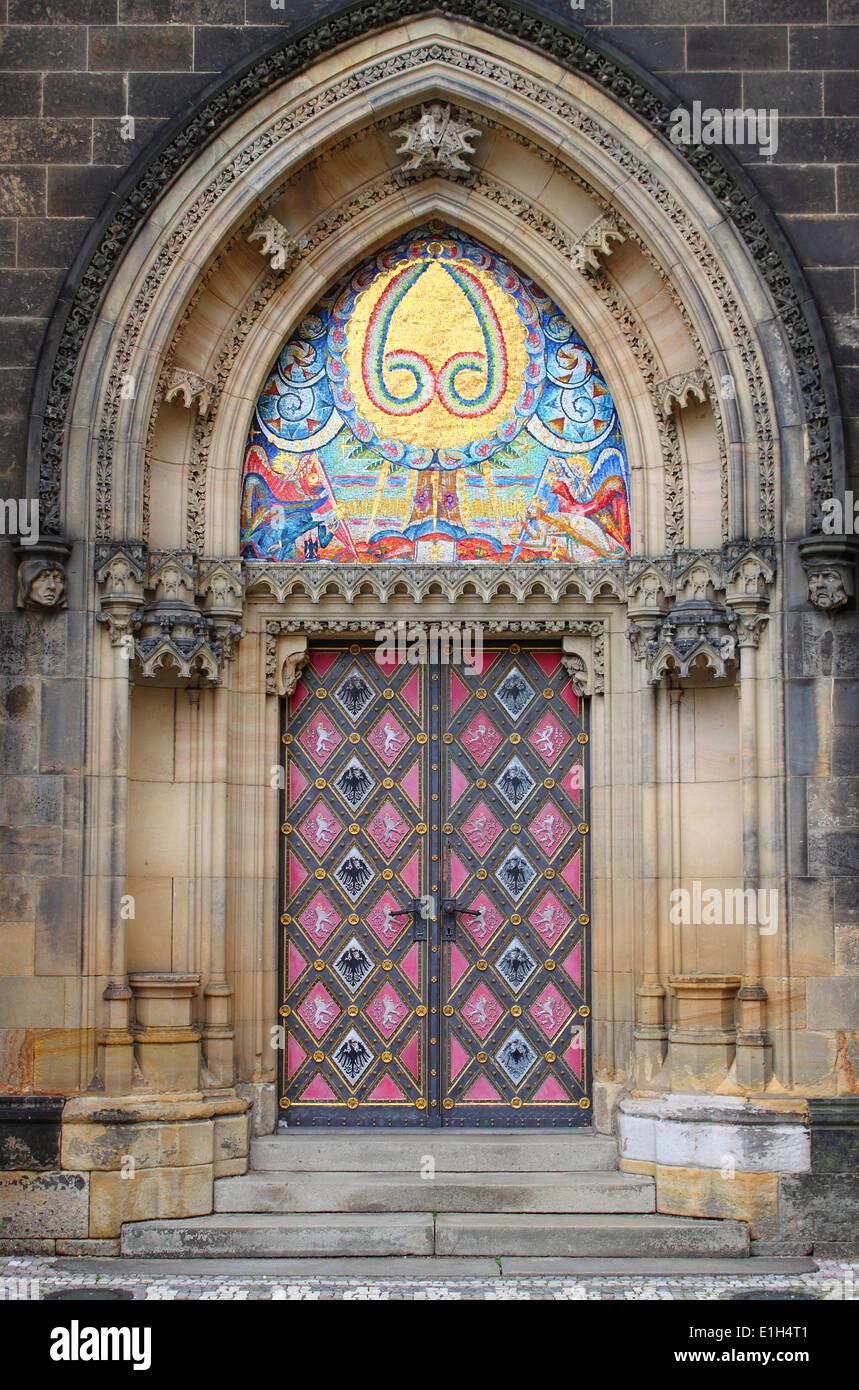 Porte d'entrée de l'église Saint Pierre et Paul de Vysehrad à Prague Banque D'Images
