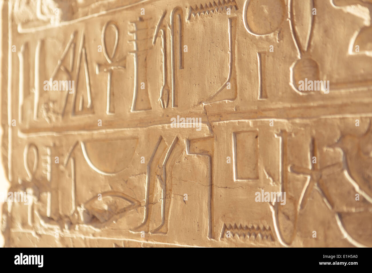 Les hiéroglyphes gravés dans la pierre, Luxor, Egypte Banque D'Images