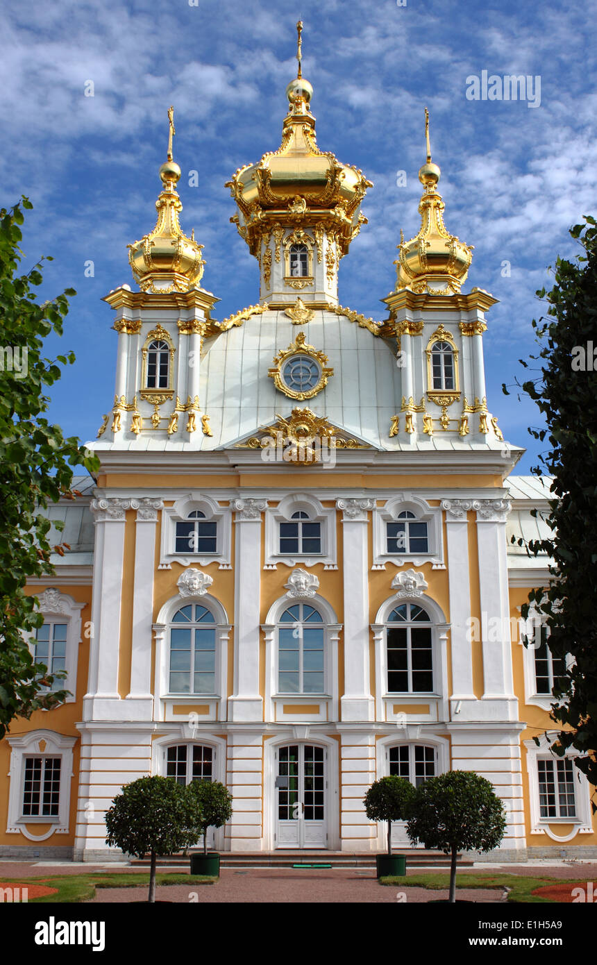 Église Saint Pierre et Paul à Peterhof Palace. Saint-pétersbourg, Russie Banque D'Images Église Saint Pierre et Paul à Peterhof Palace. Saint-pétersbourg, Russie Banque D'Images