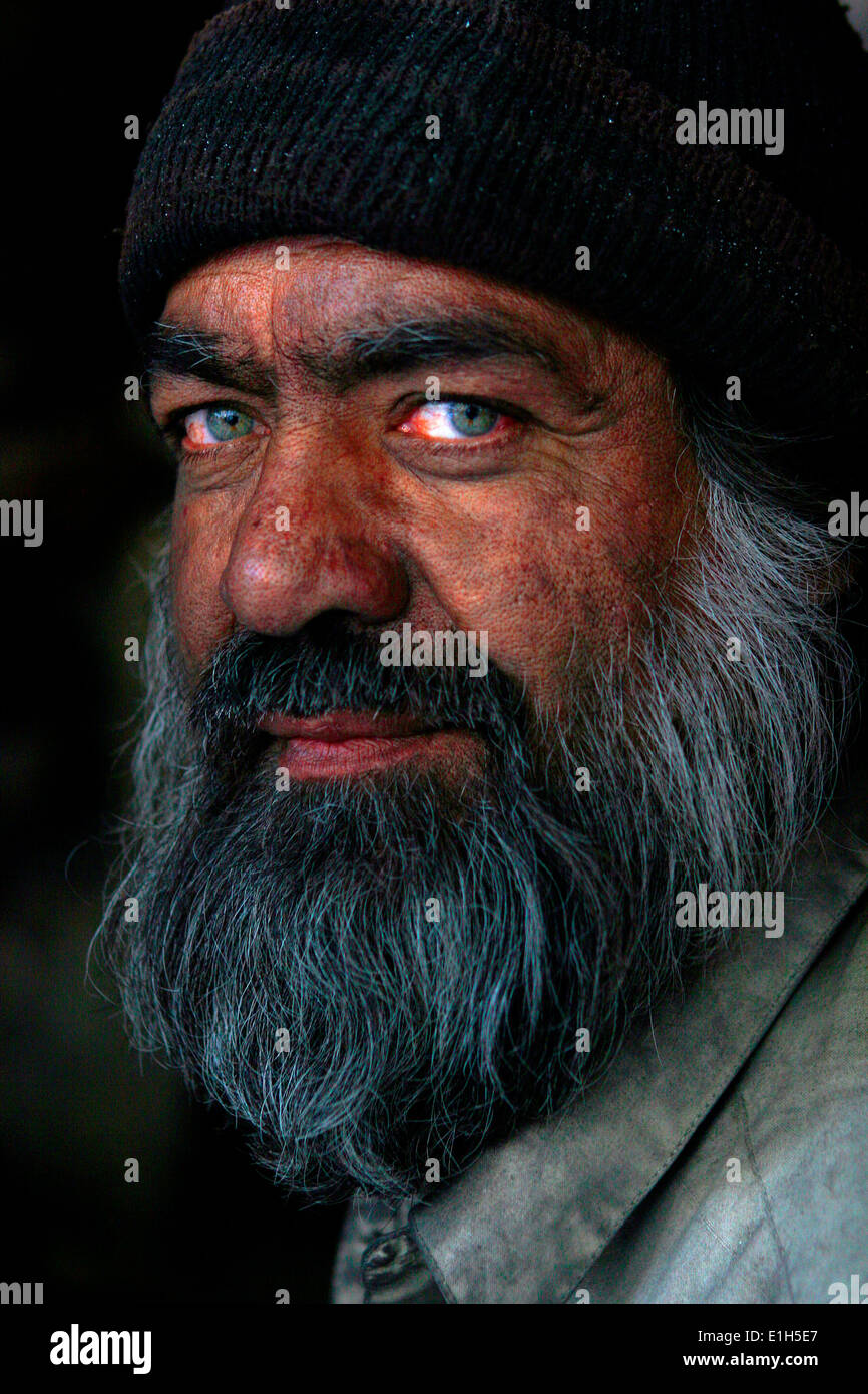 Kaboul, Afghanistan. Un metal smith. Banque D'Images