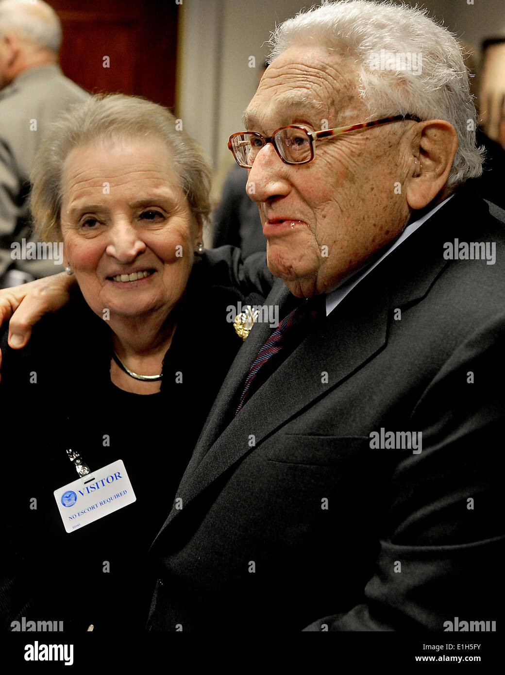 Anciens secrétaires d'État, Madeleine Albright, à gauche, et Henry Kissinger, toutes deux membres de l'administration, participent à la politique de défense la Banque D'Images