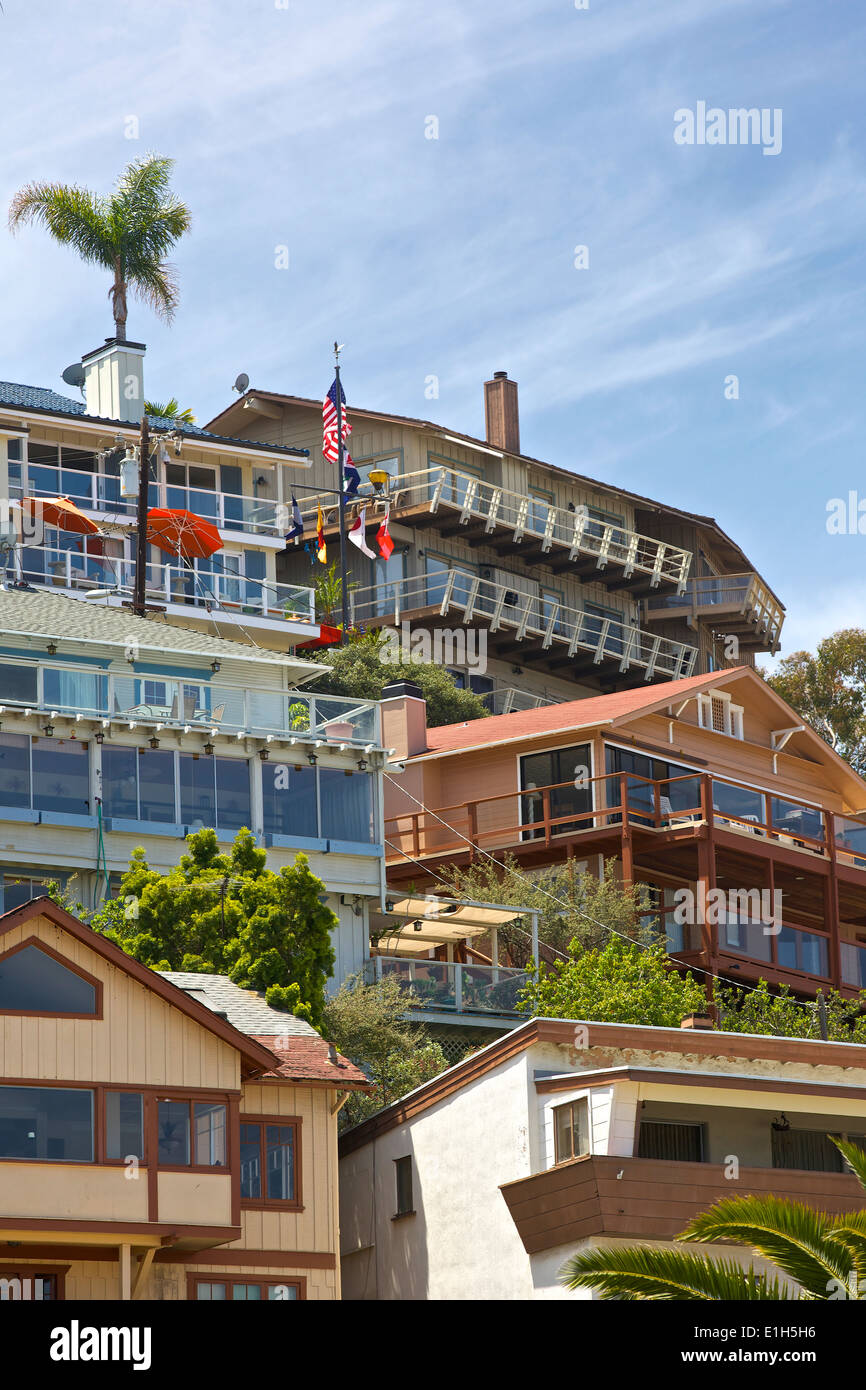 Appartement en terrasse des bâtiments au-dessus de la ville de Avalon, Catalina Island, Californie. Banque D'Images