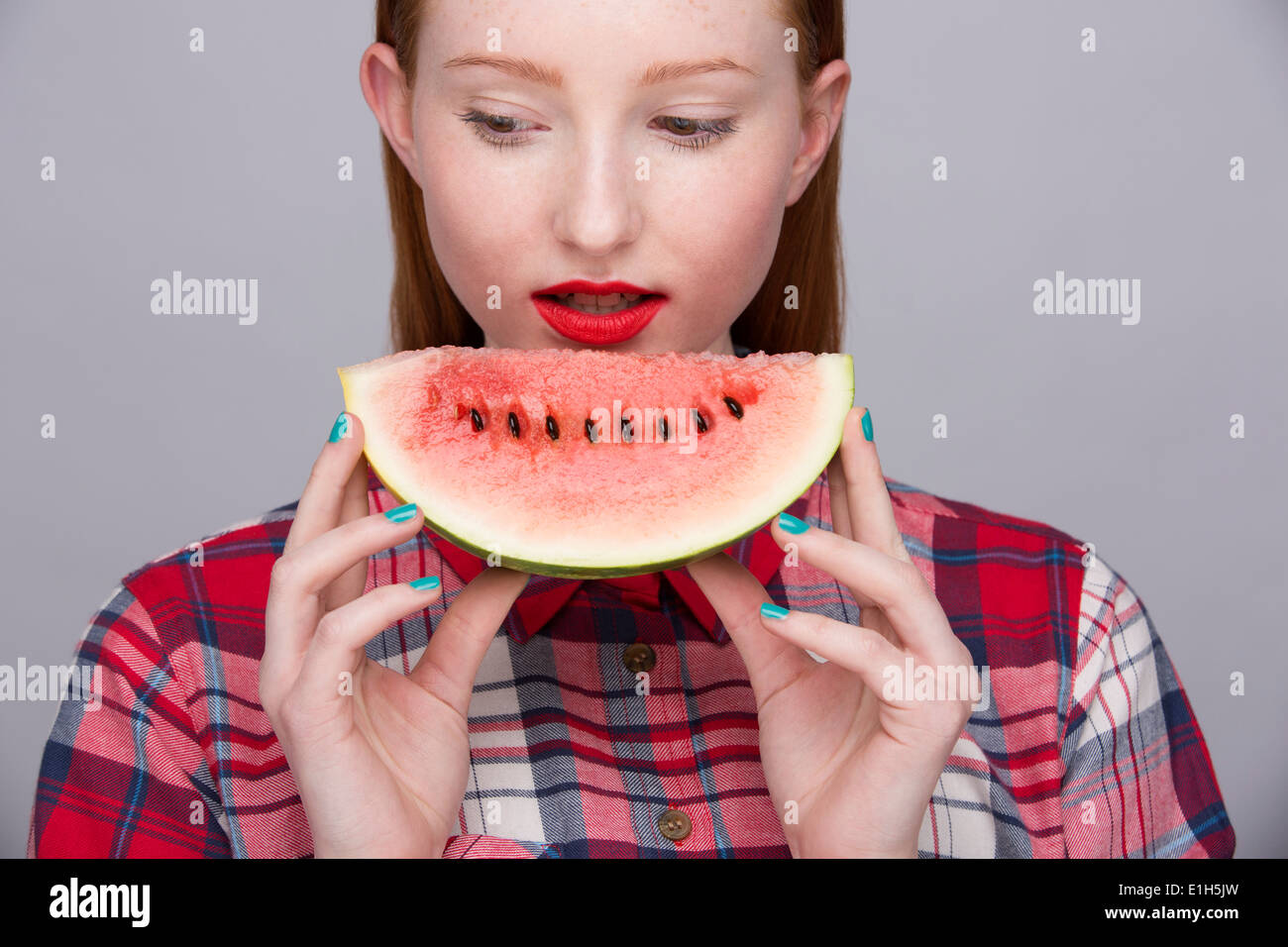 Jeune femme avec tranche de pastèque Banque D'Images