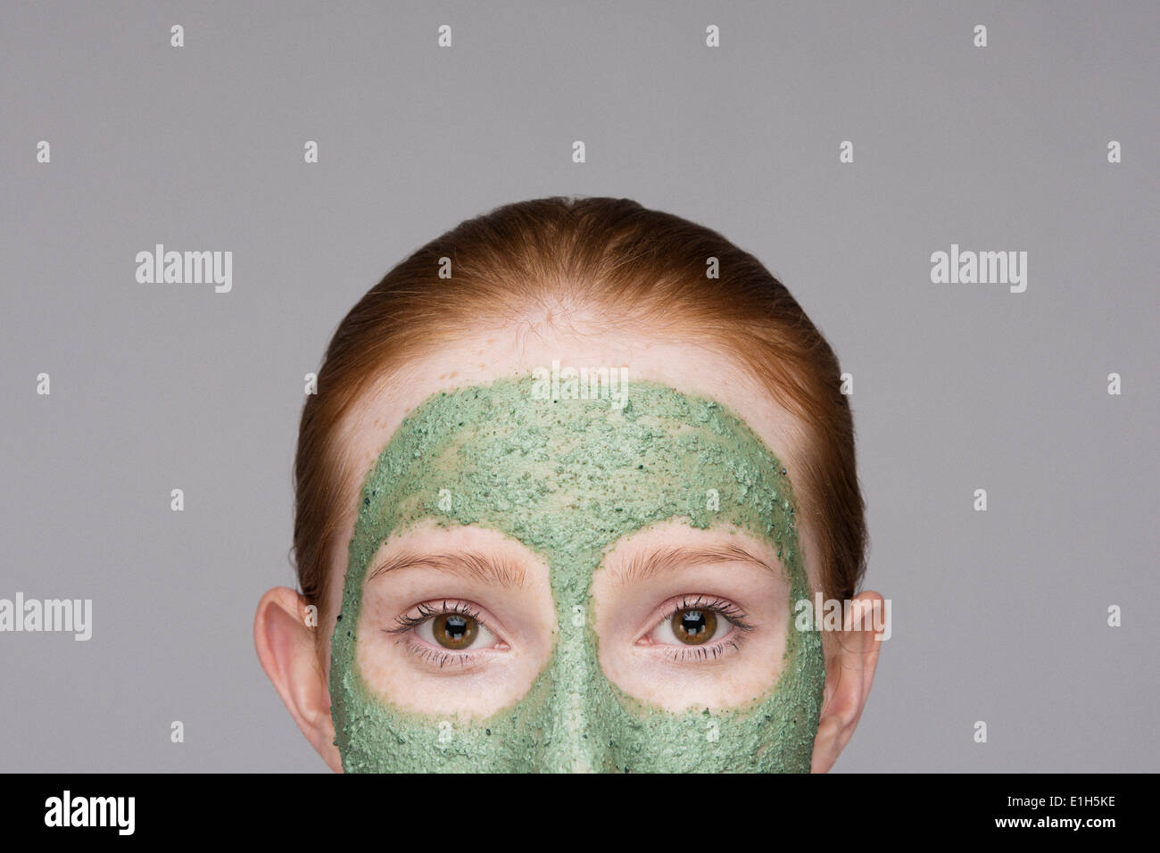 Portrait de jeune femme portant un masque Banque D'Images