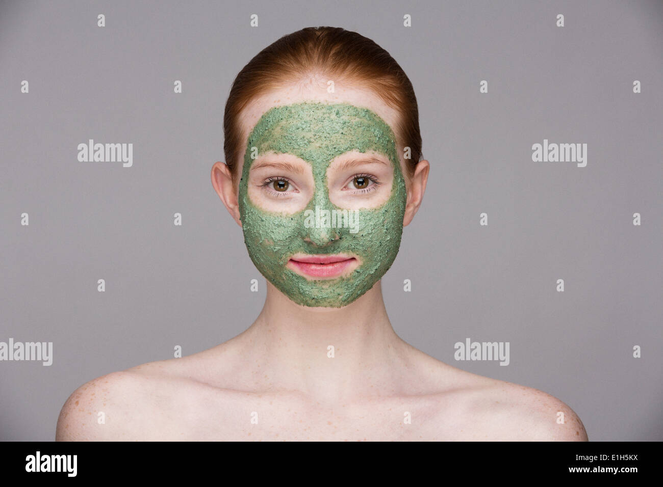 Jeune femme portant un masque, smiling Banque D'Images