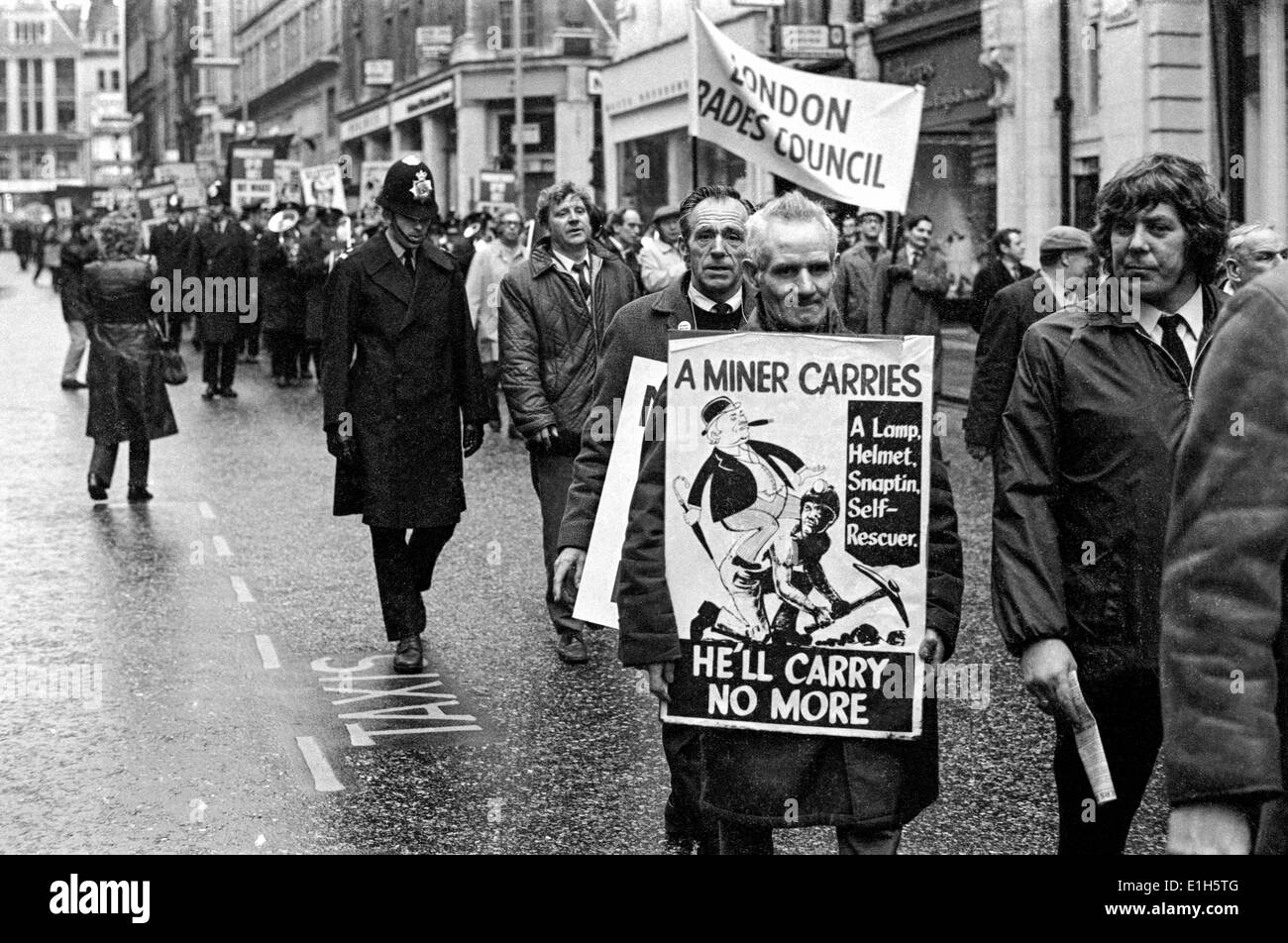 Les mineurs de charbon en grève marchant à Londres, mars 1972 Banque D'Images