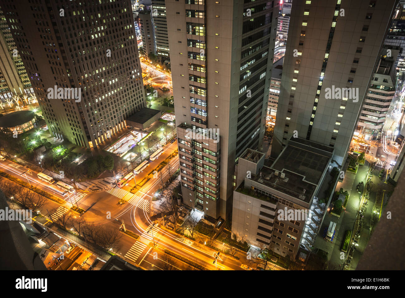Vue des rues et du trafic nocturne, Tokyo, Japon Banque D'Images