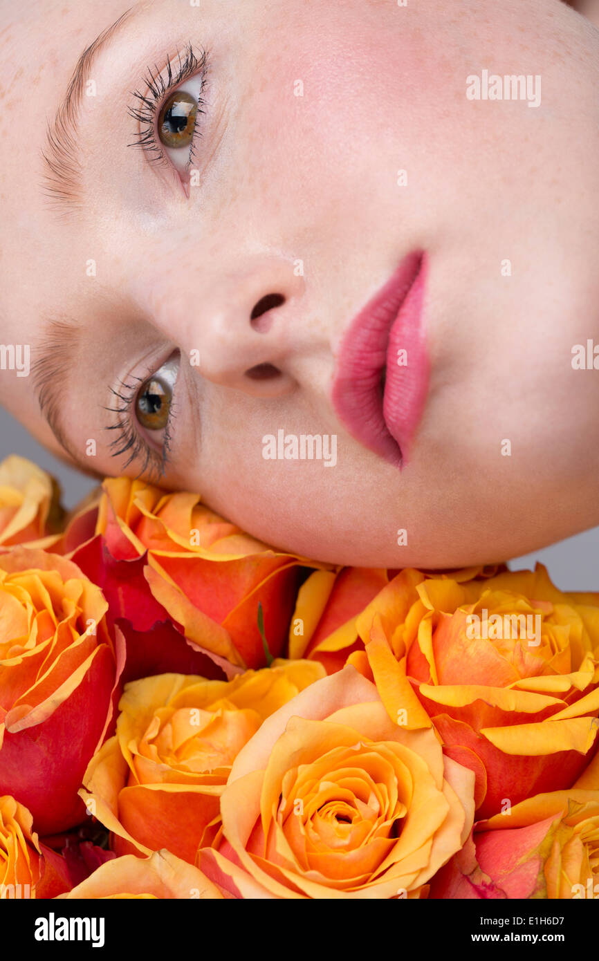 Portrait of young woman holding bunch of roses, Banque D'Images