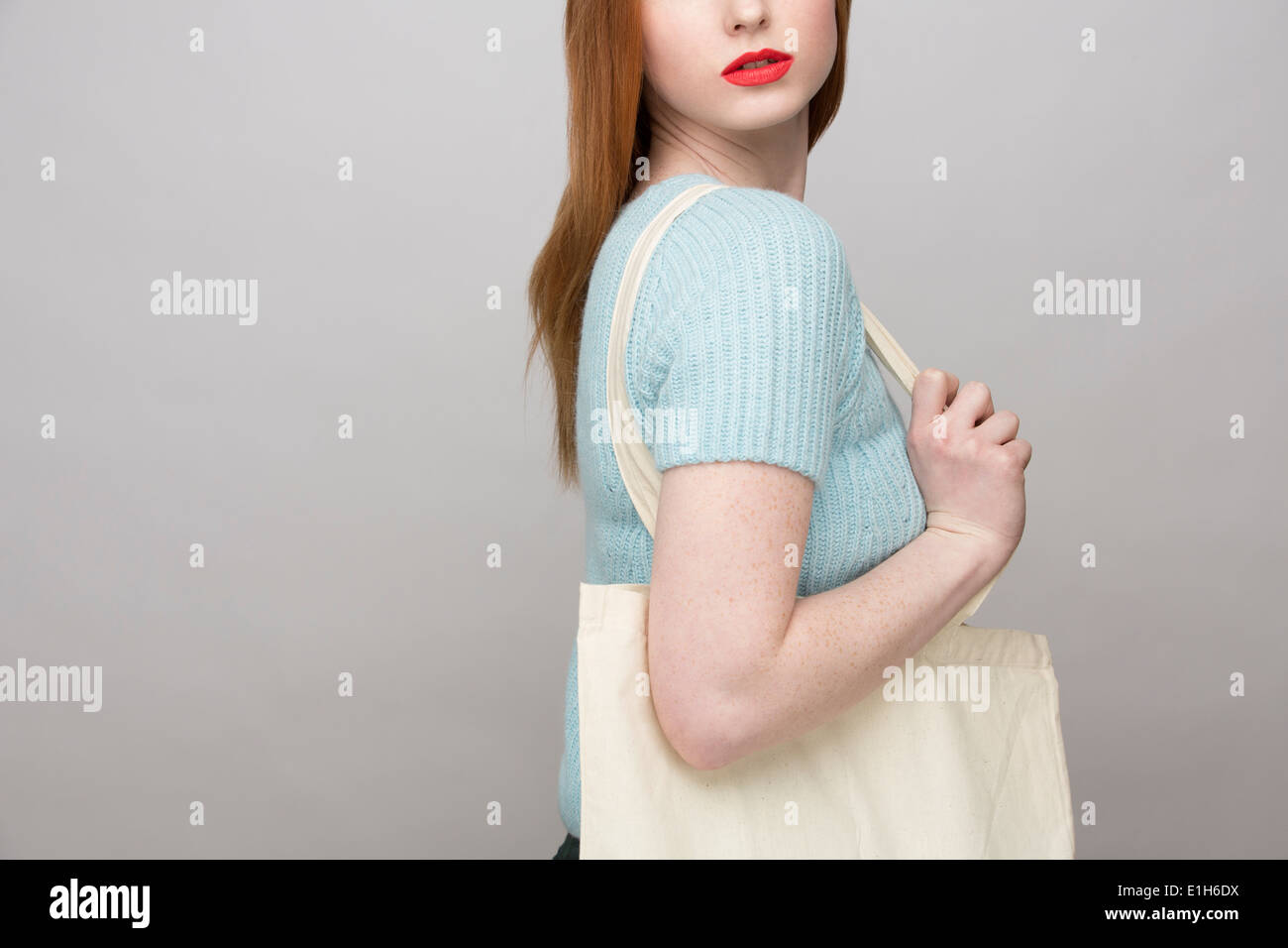 Portrait of young woman holding Shopping bag Banque D'Images