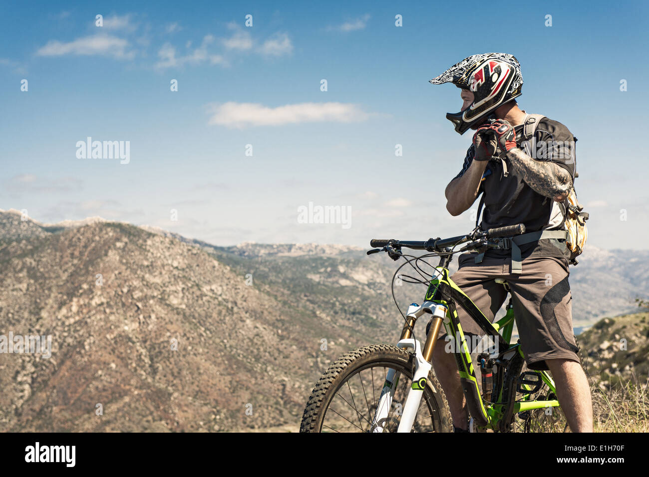Vélo de montagne de descente mise sur casque Banque D'Images