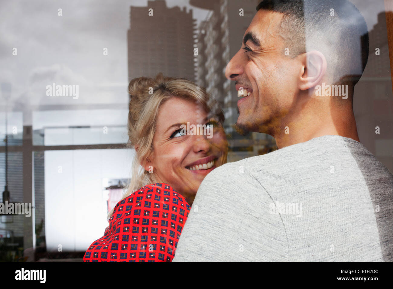 Jeune couple à travers la vitre Banque D'Images