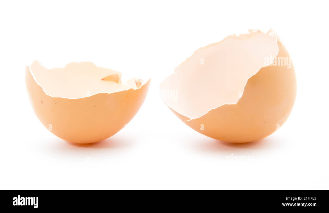 La coquille des œufs cassés isolé sur fond blanc Banque D'Images