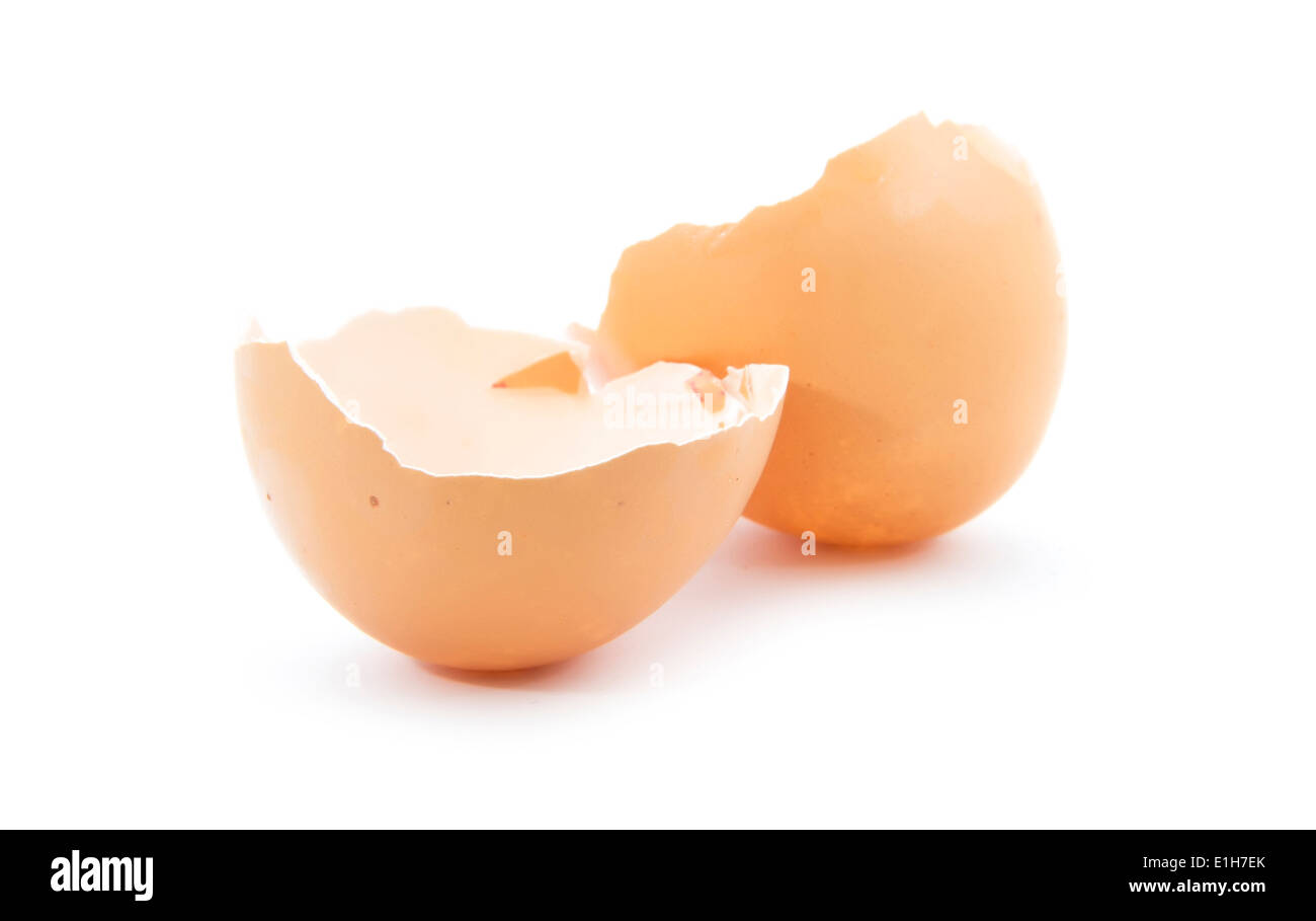La coquille des œufs cassés isolé sur fond blanc Banque D'Images