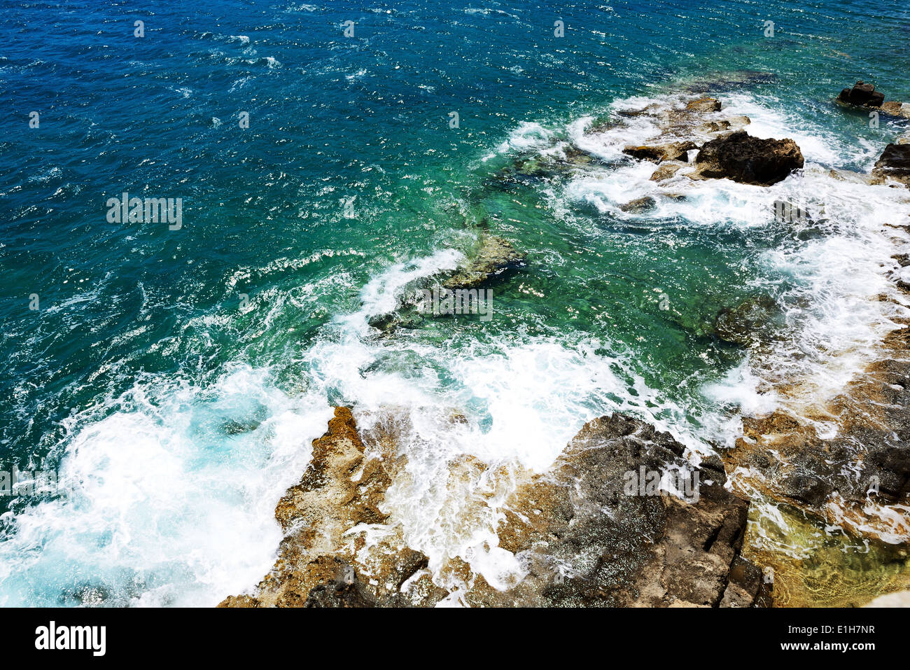 L'eau turquoise à rive de l'île de Spinalonga, la Crète, Grèce Banque D'Images