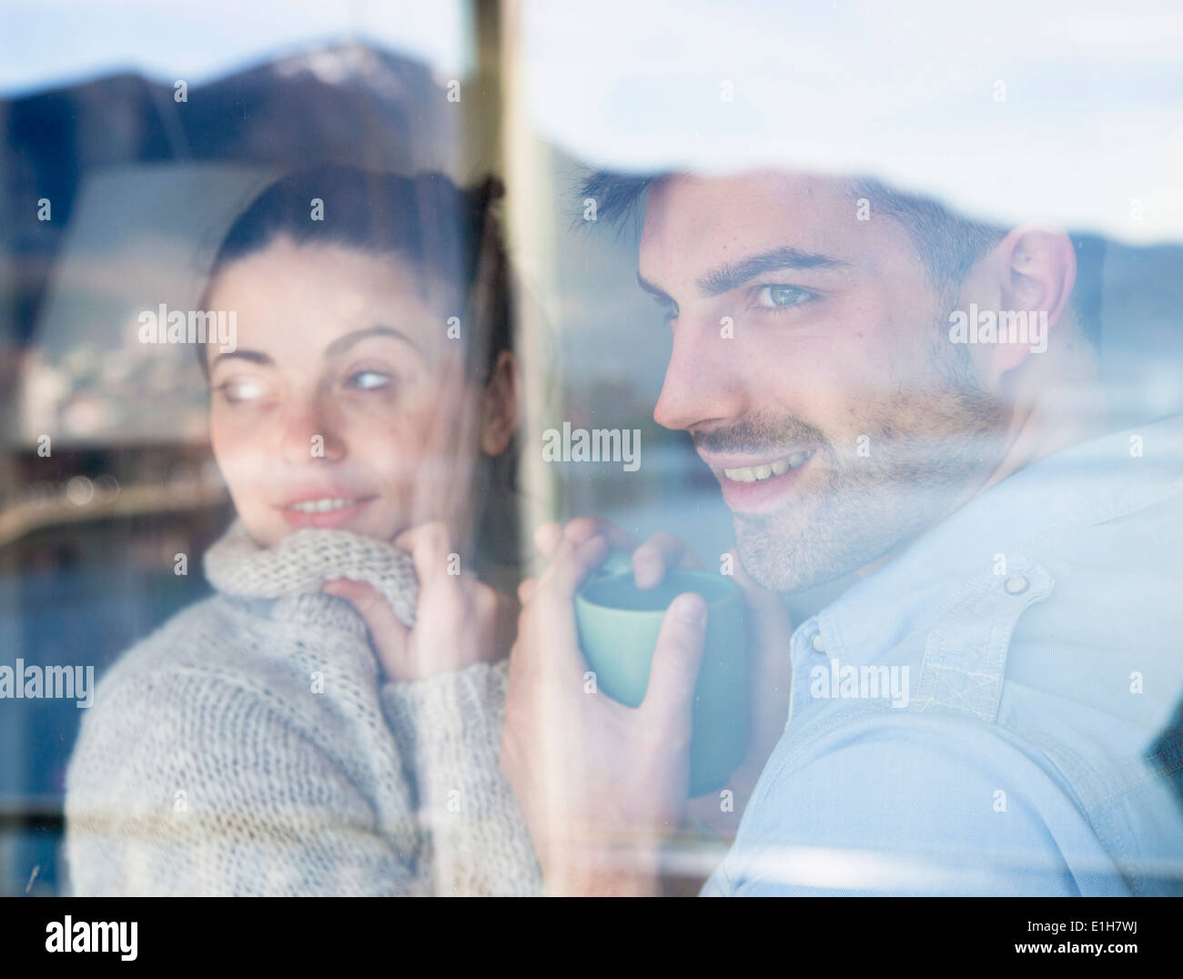 Jeune couple à la recherche d'une fenêtre Banque D'Images