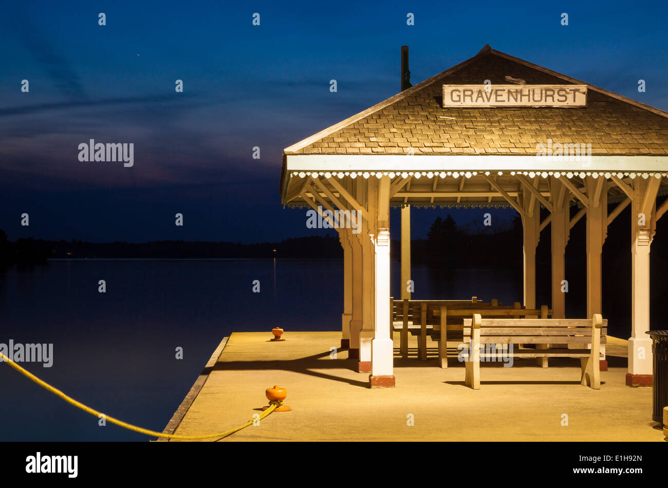 Un abri pour pique-nique et de la ville l'affichage à Gravenhurst's Harbour au crépuscule. Gravenhurst, Muskoka, Ontario, Canada. Banque D'Images