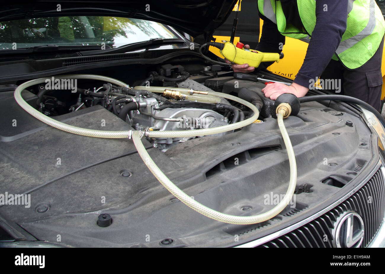 Une voiture remplie avec le mauvais type de carburant est drainé par un AA (Automobile Association), technicien d'aider l'Angleterre,UK Banque D'Images