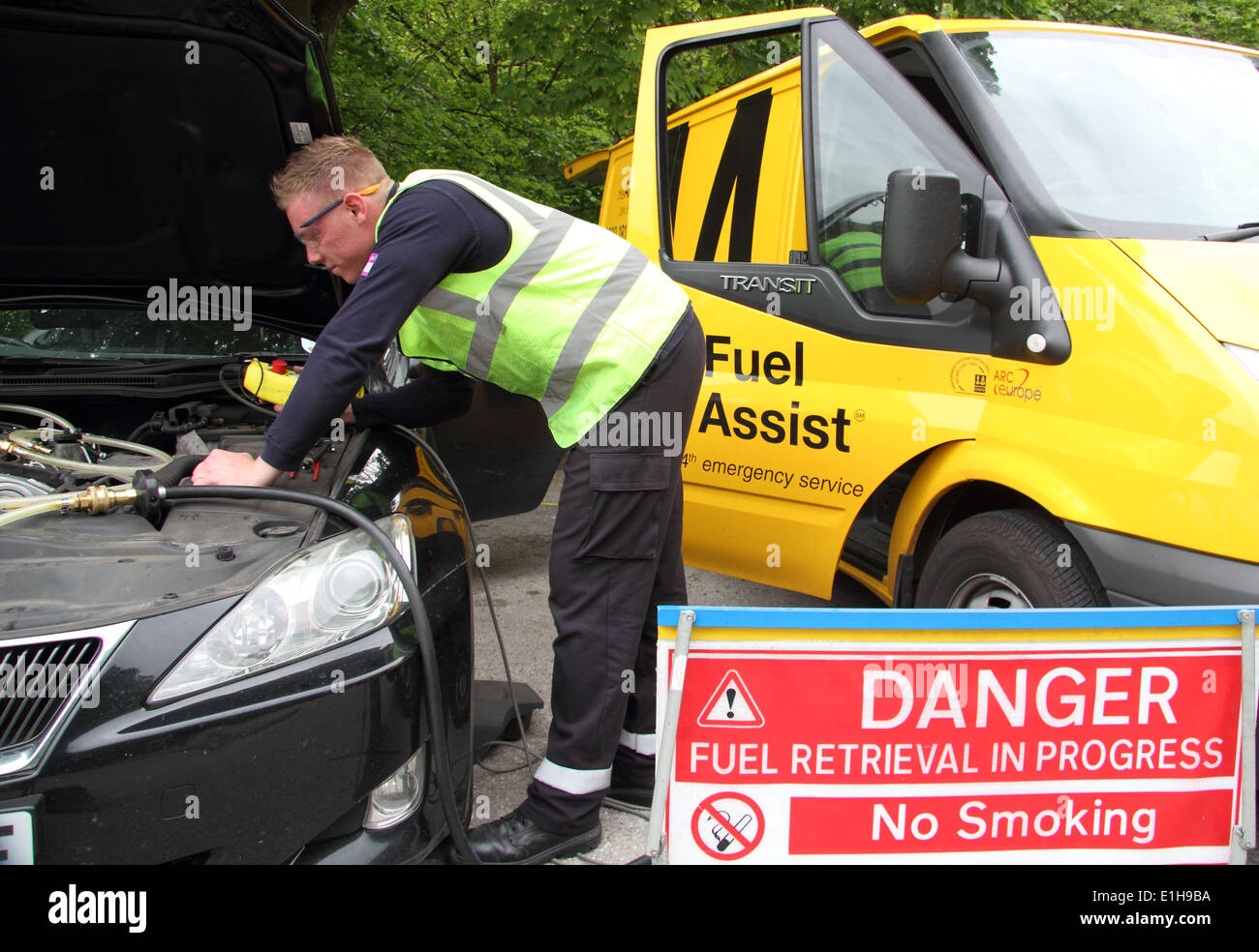 Une voiture remplie avec le mauvais type de carburant est drainé par un AA (Automobile Association), technicien d'aider l'Angleterre,UK Banque D'Images