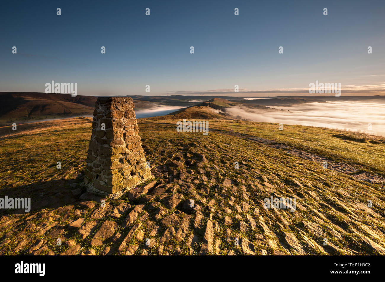 Vue sur la vallée de l'espoir de Mam Tor au lever du soleil, parc national de Peak District, Derbyshire, Angleterre, RU Banque D'Images