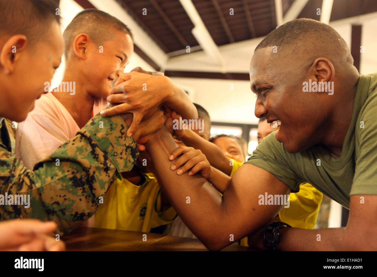 Le sergent du Corps des Marines des États-Unis. Elie Bowser, bataillon de logistique de combat 31, 31e Marine Expeditionary Unit, arm wrestles un Thaï Banque D'Images