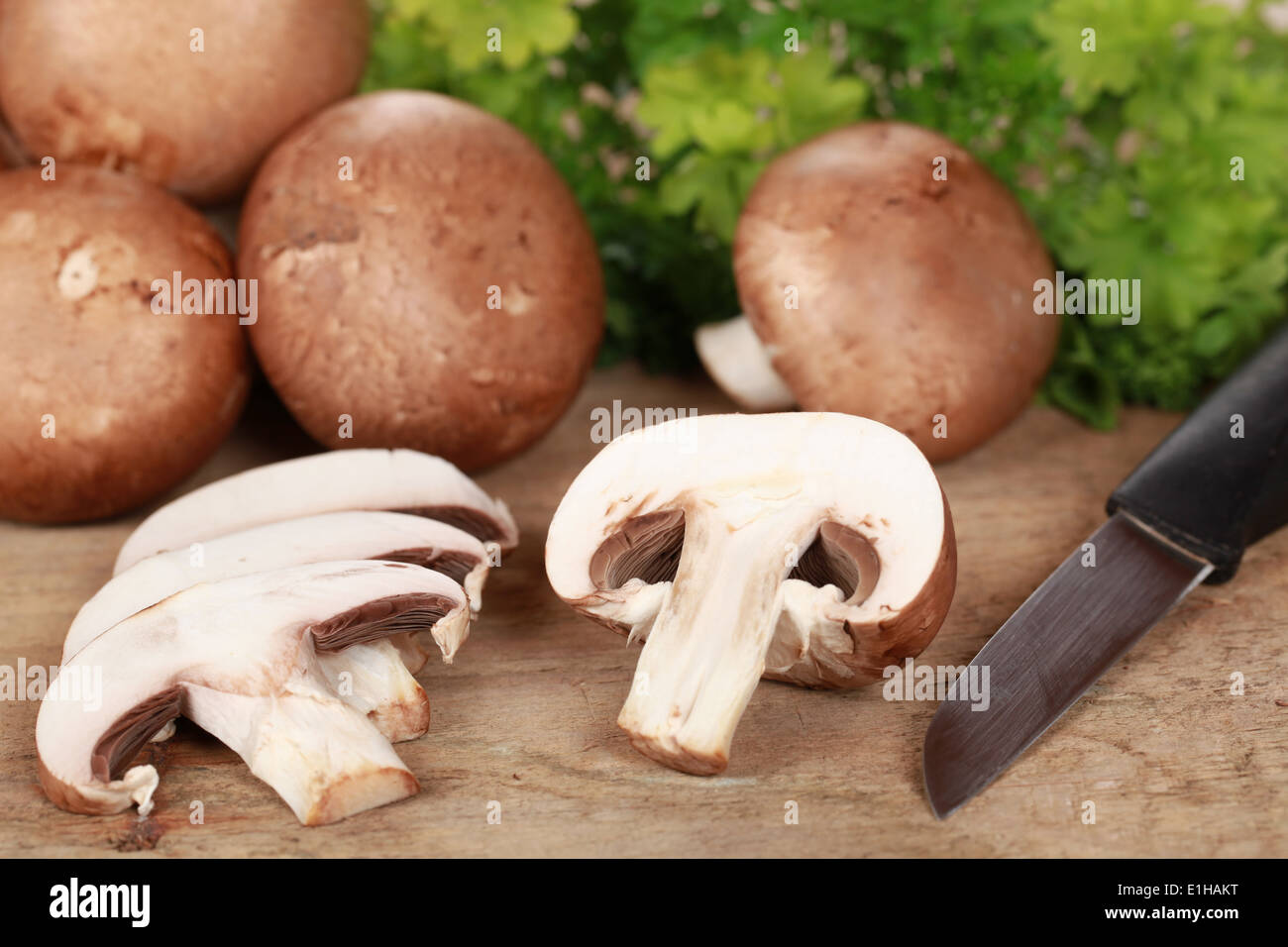 Champignons tranchés avec un couteau sur une carte de cuisine Banque D'Images