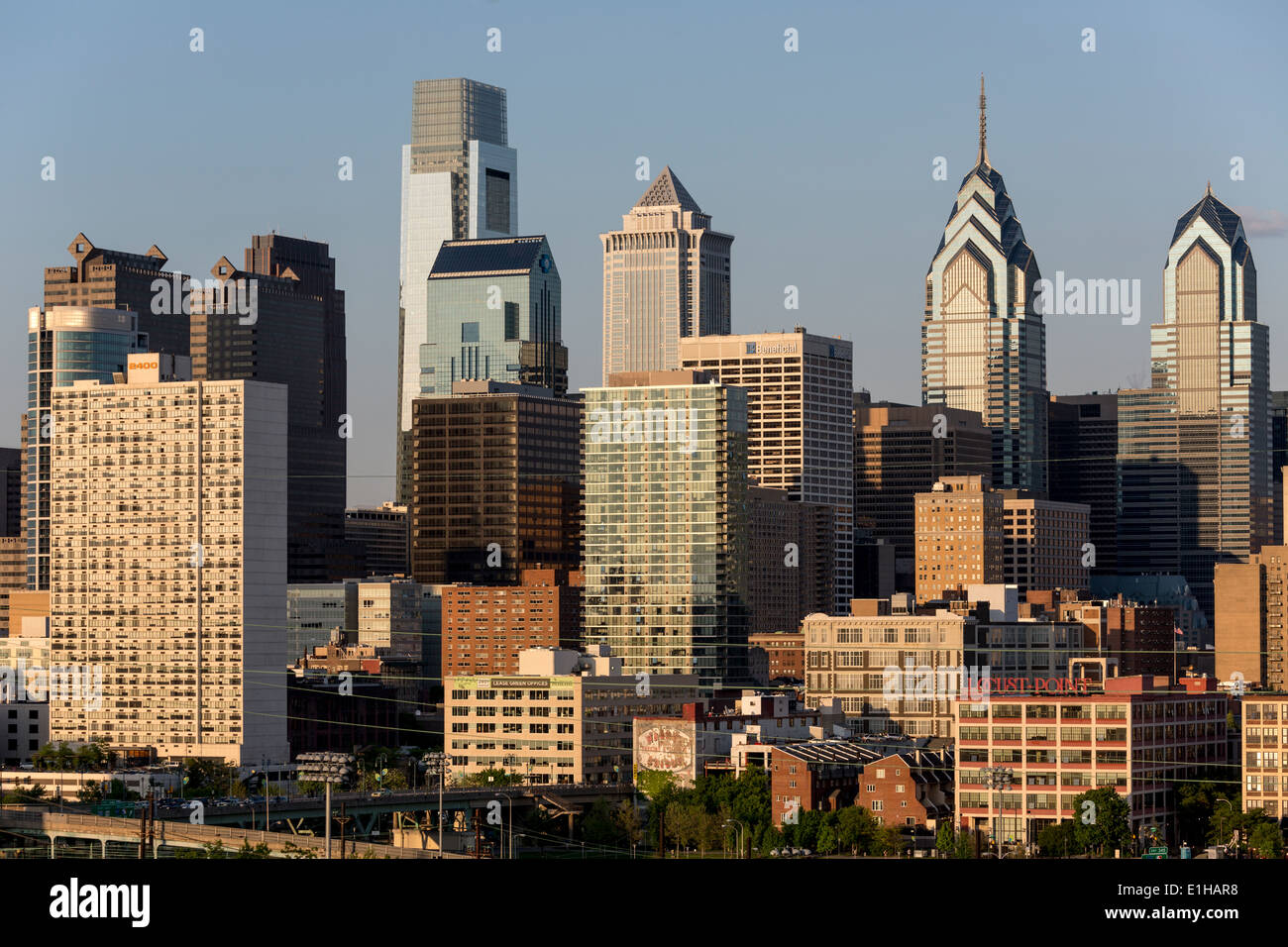 Paysage urbain d'anciens et de nouveaux gratte-ciel de Philadelphie, Pennsylvanie, USA Banque D'Images