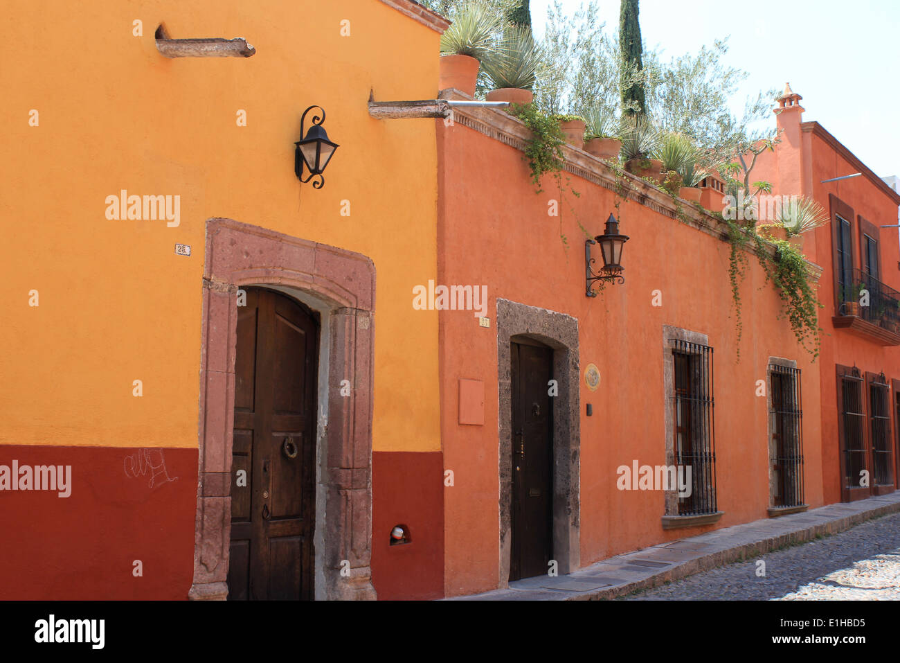 Maisons colorées bordant la rue pavée à San Miguel de Allende, Guanajuato, Mexique Banque D'Images