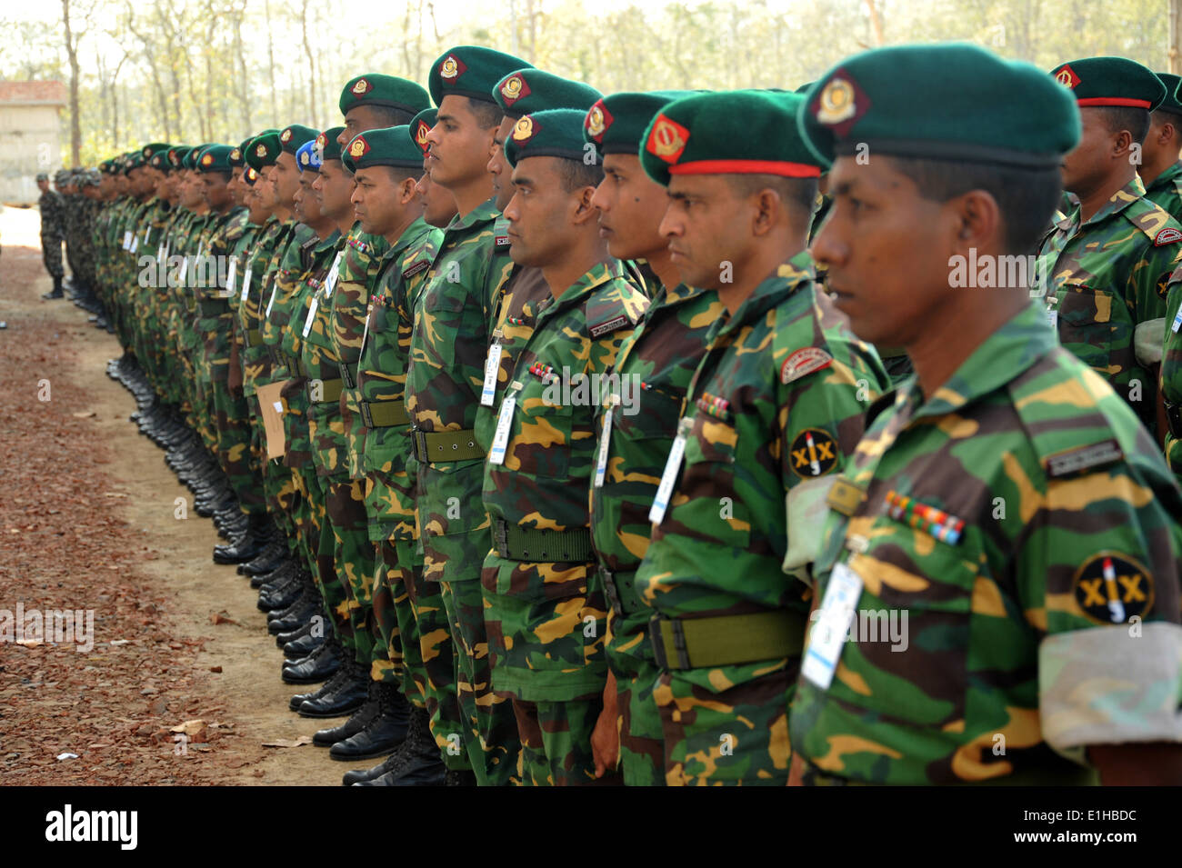 Bangladaises et soldats népalais se tenir en formation au début de l'exercice Shanti Doot 3 à Rajendrapur cantonnement, Banglade Banque D'Images