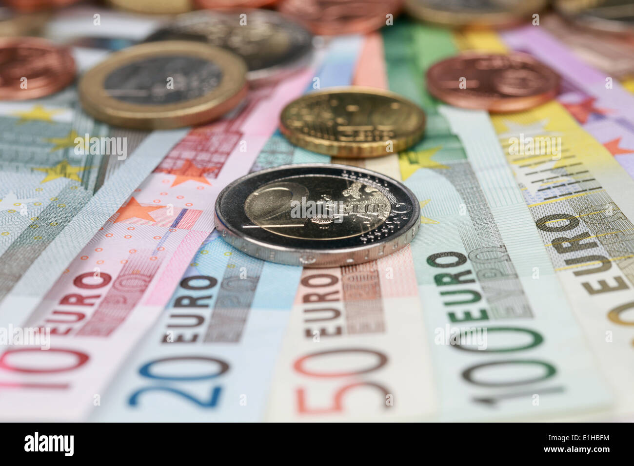 Deux pièce en euro sur les billets en euros formant un contexte de l'argent Banque D'Images