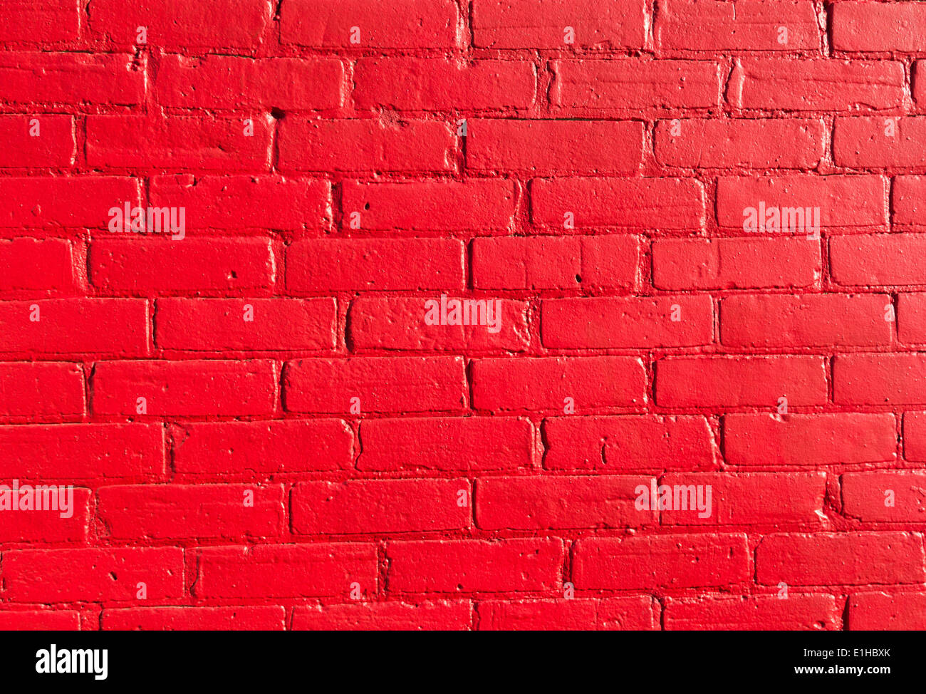 Libre à lumineux sur un mur de briques rouges Banque D'Images
