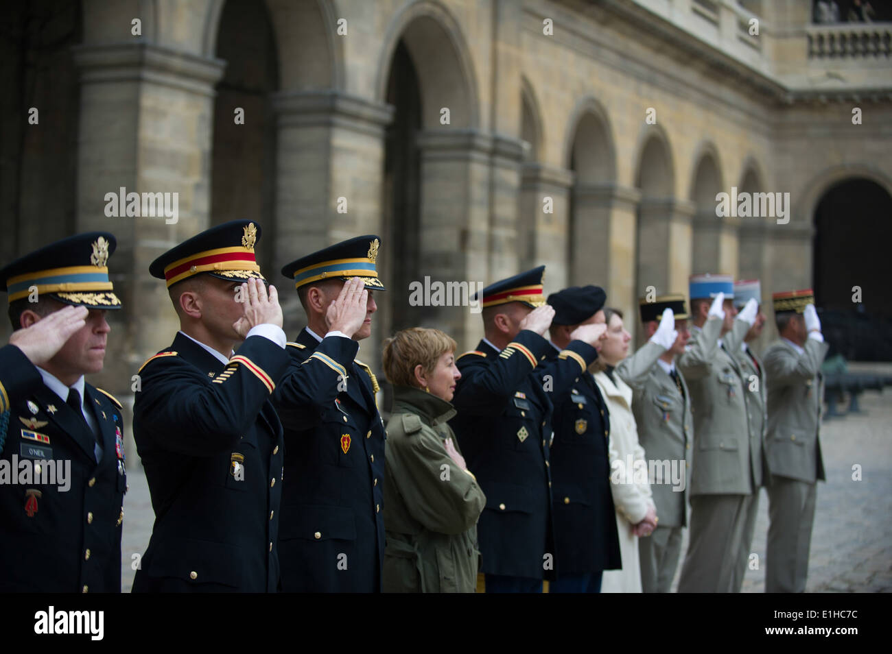 L'armée américaine et des officiers de l'armée française salue lors d'une cérémonie d'honneurs militaires pour le chef d'état-major de l'armée américaine le général Ra Banque D'Images