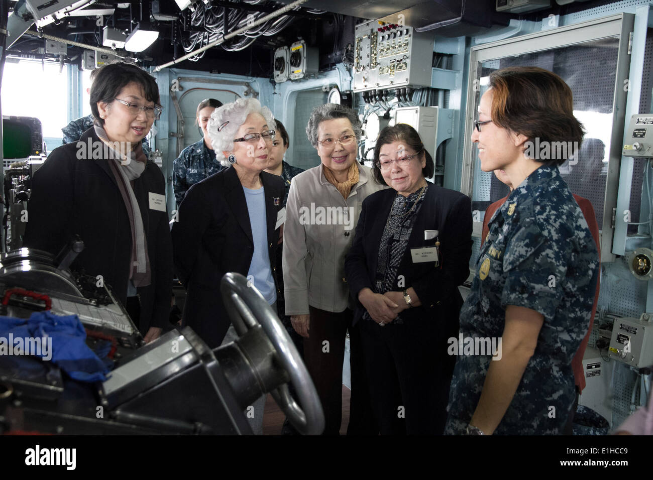 120410-N-U030-005 Yokosuka, Japon (avr. 10, 2012) - Commande Master Chief Rachel Costello explique le contrôle du navire Conso Banque D'Images