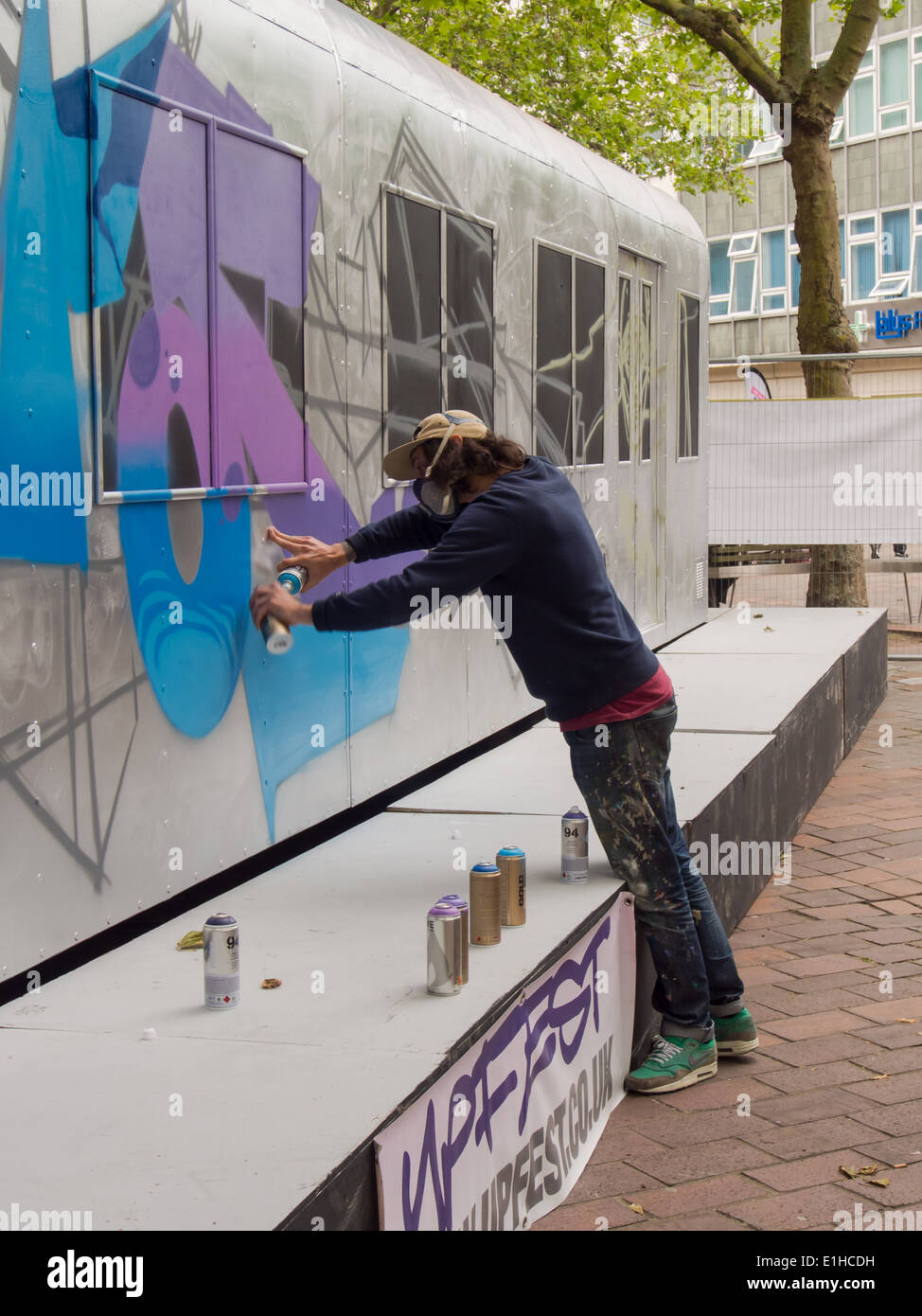 Une réplique de New York city Subway Transport est utilisé comme une toile pour un artiste de rue pendant la première rue Portsmouth Jeux. Banque D'Images