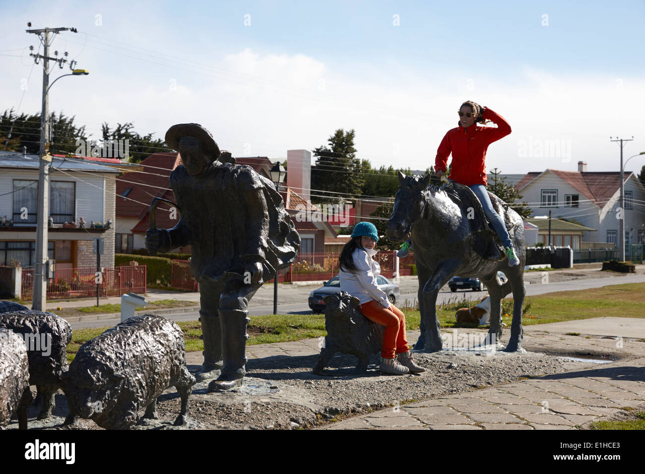 Les touristes de prendre des photos au monument al ovejero monument bergers Punta Arenas Chili Banque D'Images