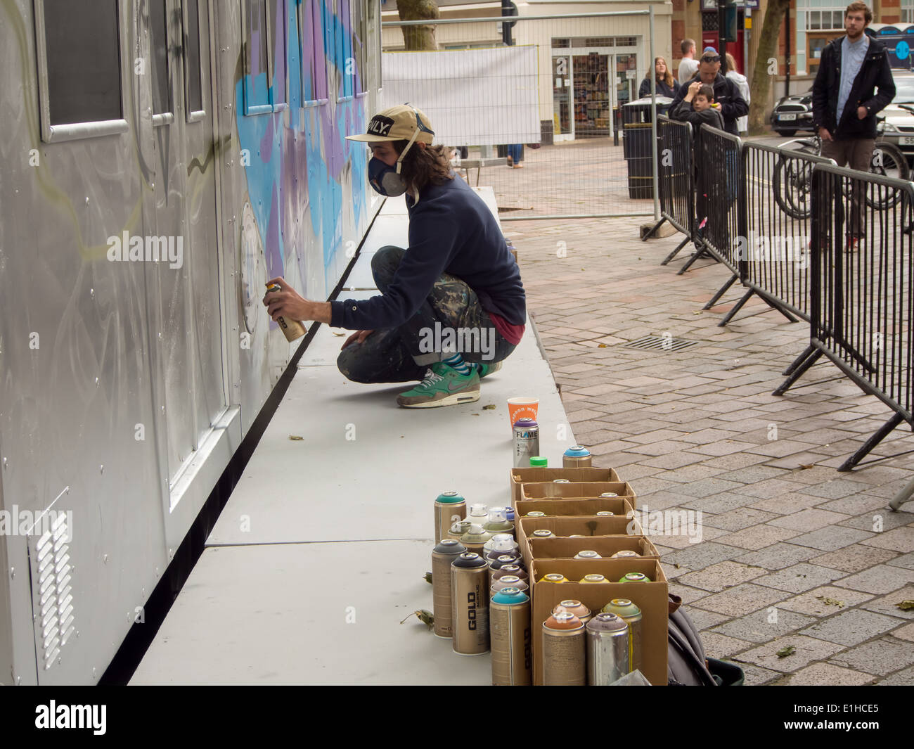 Une réplique de New York city Subway Transport est utilisé comme une toile pour un artiste de rue pendant la première rue Portsmouth Jeux. Banque D'Images
